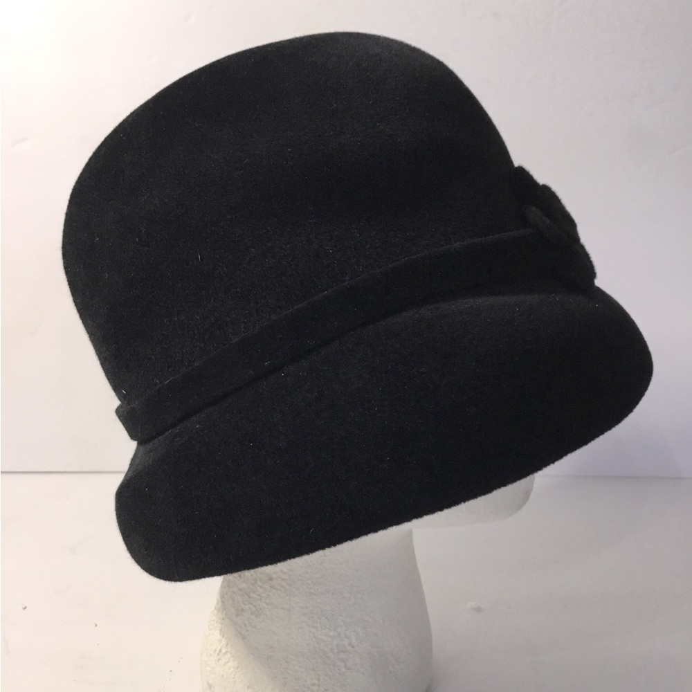 Finesse Women’s Black Hat With Double Flower Detail